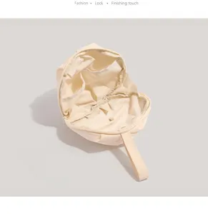 Vue détaillée du sac de rangement sphérique portable pour sous-vêtements avec poches intérieures.