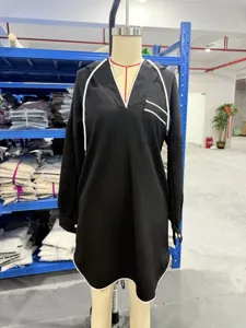 Robe sweat noire à manches longues et capuche avec cordon blanc pour un look automnal.