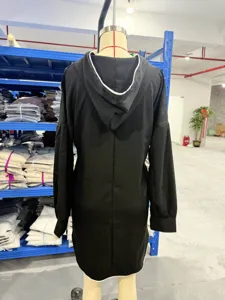 Vue dos de la robe sweat noire à manches longues, détail de robe à capuche décontractée.