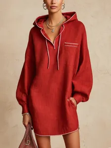 Vue détaillée de la robe longue à capuche en lin rouge avec des détails de passepoil.