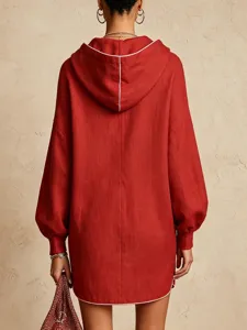 Vue détaillée du dos de la robe à capuche en lin rouge avec des liserés blancs élégants.