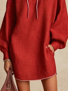 Robe sweat à capuche manches longues en lin rouge avec cordon de serrage et poches.