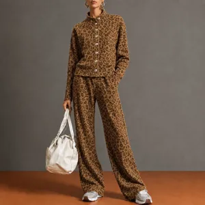 Detaillierte Ansicht der Vintage-Leopardenmuster Freizeitjacke und passenden Hose.
