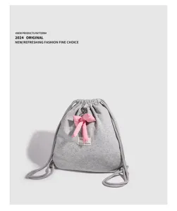 Sac à dos gris minimaliste avec joli nœud rose, sac décontracté léger et élégant.