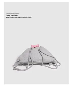 Vue détaillée du sac à dos cordon gris avec nœud rose, style minimaliste et décontracté.