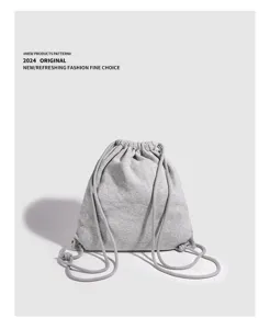 Vue détaillée du sac à dos cordon coton gris, sac de sport décontracté minimaliste doux.