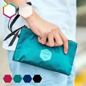 Vue détaillée de la pochette de voyage zippée multi-couches pour cartes et passeport au quotidien.
