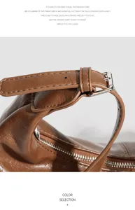Detailaufnahme einer braunen Handtasche mit Reißverschluss und Schnalle, hochwertige Textur.