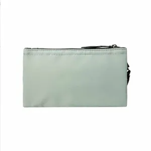 Vue détaillée en gros plan de la pochette de passeport de voyage minimaliste vert menthe.