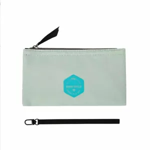 Vue détaillée de la trousse de voyage vert clair avec lanière et logo imprimé.