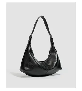 Schwarze Leder Baguette Tasche fuer Damen, stilvolle minimalistische Schulterhandtasche.