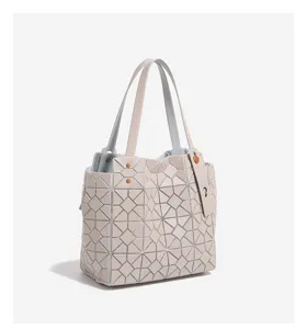 Fashionable geometric lattice tote bag, large capacity casual single shoulder bag for women.