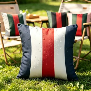 Waterdichte outdoor kussenhoes met digitaal geprint streepdesign voor tuin en terras.