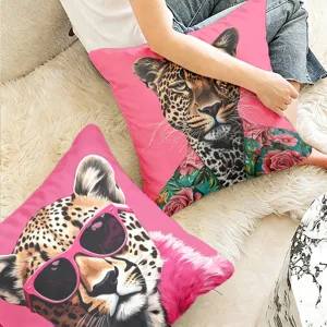 Primo piano dettagliato di fodera per cuscino rosa con stampa leopardata e vivace motivo floreale.