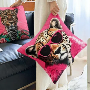 Dettaglio fodera cuscino leopardo tropicale con vivace motivo animale selvatico rosa per divano.