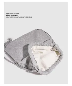 Sac à dos minimaliste gris avec doublure polaire douce, idéal pour un usage quotidien.