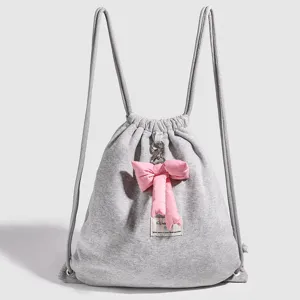 Sac à dos cordon gris avec nœud rose, style minimaliste sac quotidien vue principale.