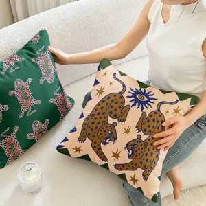 Vintage malisthesothiki me leopard print, boho aisthetiko kalymma masilariou gia kanape.