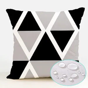 Detailaufnahme von dem geometrischen wasserdichten Kissenbezug mit abperlendem Stoff.