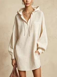 Détail de la robe décontractée en lin avec capuche, cordon de serrage et poche poitrine chic.