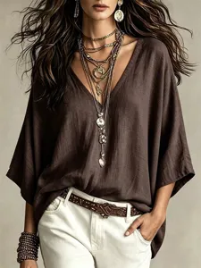 Vue détaillée élégante d'un t-shirt femme col V ample et décontracté, haut d'automne.