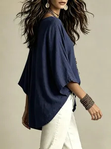 Haut ample uni confortable et decontracté avec pantalon blanc vue de détail pour l'automne.