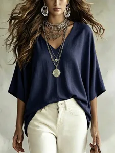 Vue de detail du t-shirt femme amples couleur unie col V casual manches courtes bleu fonce.