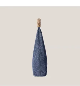 Sac bandoulière en toile denim vintage avec poignée en rotin tissé, style casual.