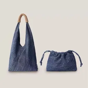 Sac cabas en denim et pochette avec poignée tressée, détail de sac d'épaule style rétro casual.