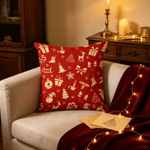 Detailaufnahme vom roten Weihnachtskissenbezug mit festlichen Goldfolienmotiven für das Fest.