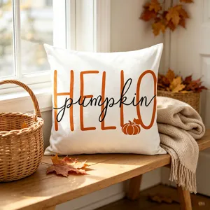 Vue de détail de housse de coussin d'automne avec impression orange hello pumpkin sur tissu blanc.