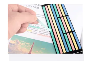 Detailopname van doorschijnende pastelkleurige plaktabbladen op boekpagina met markeereffect.
