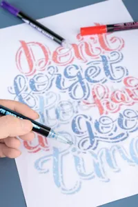 Dubbele lijn omtrek markers metallische kleurrijke pennen voor creatief tekenen kunstprojecten.