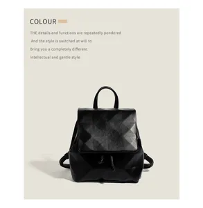 Zaino geometrico nero mini da donna, elegante borsa casual con motivo a rombi per studenti.
