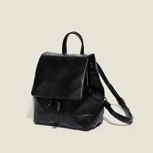 Zaino mini geometrico nero da donna, elegante zainetto casual con motivo a rombi per uso quotidiano.