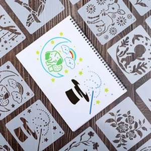 Detailansicht von DIY Malerei Schablonen Set auf Holzgrund mit kreativem Notizbuch.