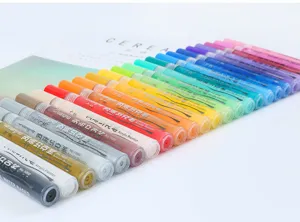 Detalle del conjunto de rotuladores de pintura acrílica coloridos, de alta calidad al agua.