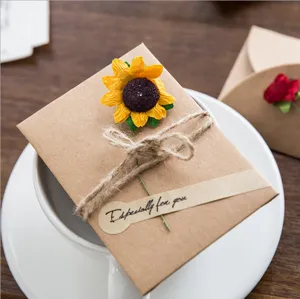 Carte de vœux en papier kraft rétro avec tournesol séché et ficelle pour cadeaux de fête.
