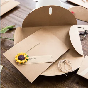 Carte de vœux vintage en papier kraft avec tournesol séché pour anniversaire et fête.