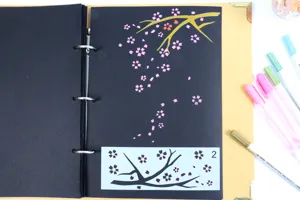 Gedetailleerd overzicht van DIY plakboek sjabloon set met bloesem ontwerp voor knutselprojecten.