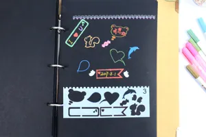 Detailopname van de DIY-scrapbook tekensjabloon stencil met creatieve patroonschetsen.
