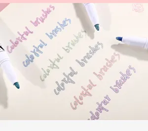 Dubbele lijn omtrek pennen glans metallic markers detail toont kleurrijk glinsterend schrijven.