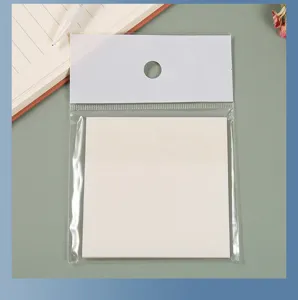 Primo piano di note adesive trasparenti quadrate nella confezione per ufficio e studio.