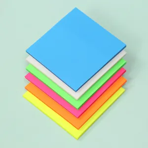 Primo piano dettagliato di blocchetti per appunti trasparenti in PET colorati insieme.