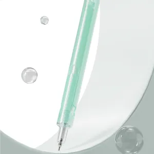 Minimalistischer pastellgrüner Gelstift mit feiner ST-Spitze für glattes Schreiben im Büro.