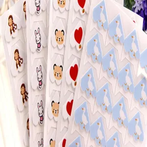 Primo piano di angoli per foto in carta con simpatici cartoni animati per album.