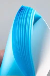 Gros plan de blocs-notes autocollants bleus translucides montrant une structure en film.