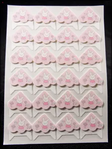 Angoli foto in carta graziosi per album fai da te, design con coniglietto rosa vista dettagliata.