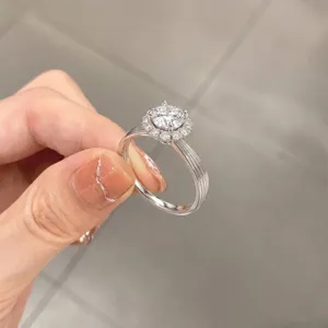 Elegante anello in argento con zircone luminoso in stile halo e fascia decorata a scanalature.