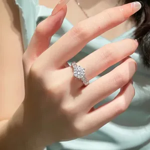 Primo piano dettagliato di un anello in argento con pietra centrale e pavé geometrico in zirconi.